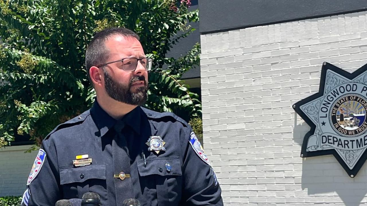 La policía informó que 
<a href="https://www.univision.com/local/orlando-wven/hay-que-acercarnos-a-ese-nino-consejos-para-brindar-ayuda-a-menores-victimas-de-violencia-domestica-video">Juan Bravo Torres tenía antecedentes por violencia doméstica en el año 2011 contra la madre de sus hijos</a> y fue registrado en un programa de desviación de sentencias, por lo cual 
<b>evitó la cárcel.</b>
