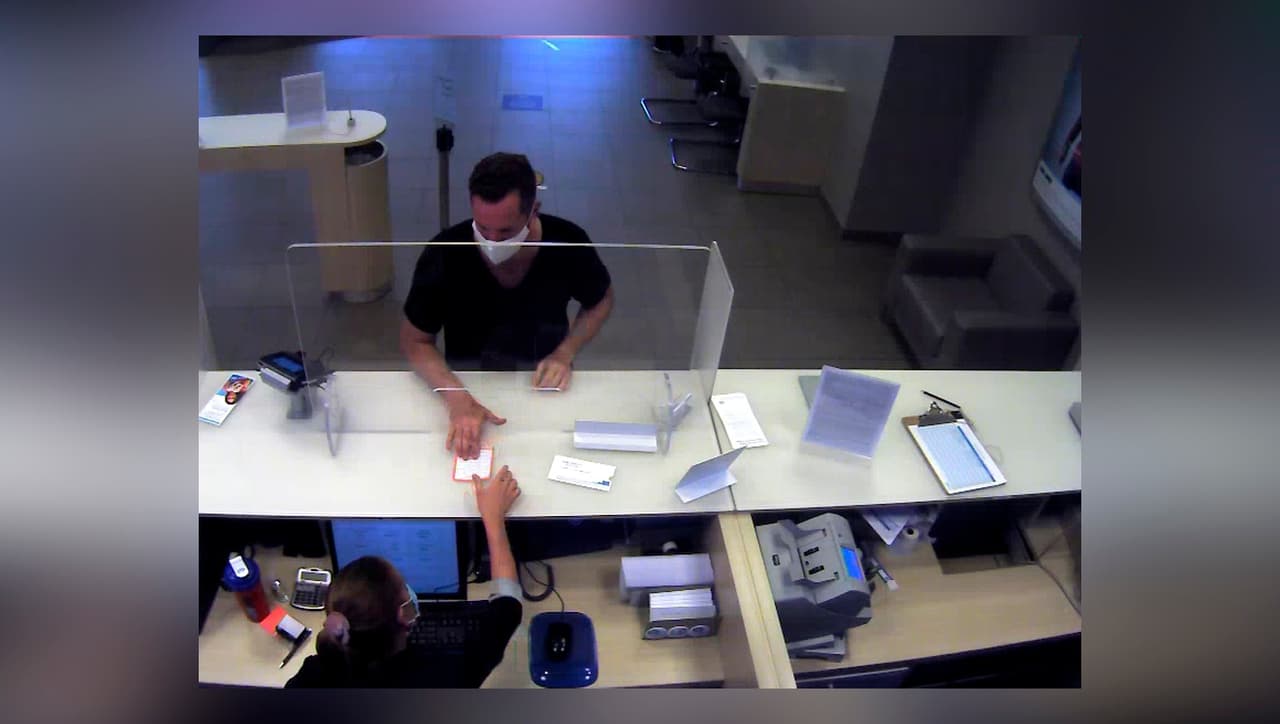 Un detective que conducía por el área de Downtown Coral Gables, vio a una persona que coincidía con la descripción del sospechoso y de inmediato se llevó a cabo un operativo de vigilancia, hasta que fue capturado entrando a otro banco, aunque las autoridades no especificaron dónde. 
<br>
