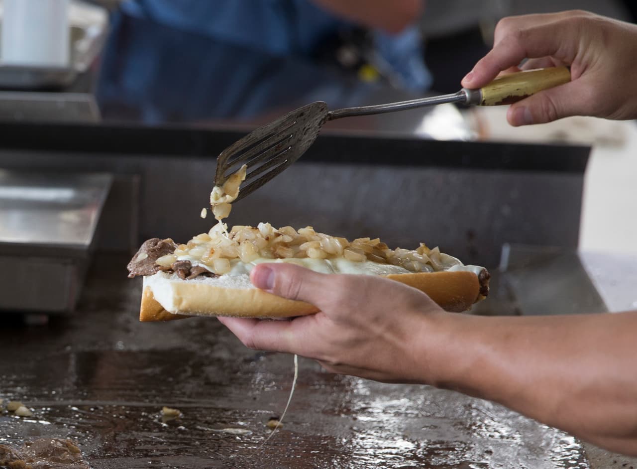 <b>¿Qué… creían que nos habíamos olvidado del rey?, no, acá está el Philadelphia Cheesesteak</b>. Filadelfia no solo es famosa por Rocky Balboa, de hecho lo es más por sus cheesesteak. A ver, es simple: pan, carne, cebolla caramelizada y queso… ¿Qué más se puede pedir?