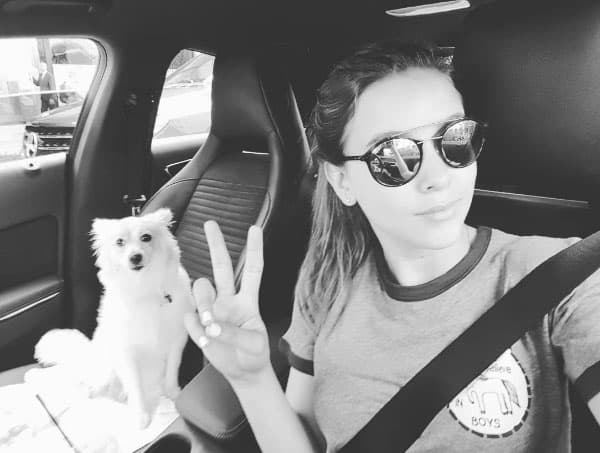 Ahora la perrita ha crecido mucho y así luce, sigue siendo la fiel compañera de Pau.