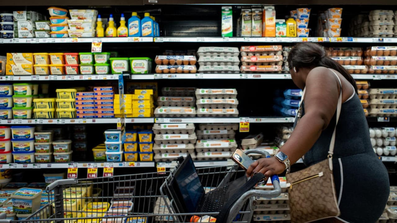 <b>Mira también:</b> Los precios al consumidor subieron 8.3% en los últimos 12 meses hasta agosto y permanecieron otro mes en un nivel que duele en el bolsillo. Te explicamos por qué está siendo tan difícil controlar la inflación en EEUU. 
<a href="https://www.univision.com/noticias" target="_blank">Sigue aquí las últimas noticias en Univision</a>.