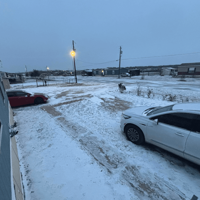 La tormenta invernal trajo una densa capa de nieve que cubrió la ciudad y varias zonas del centro de Texas. 
<br>
<br>Usuarios de Univision enviaron las imágenes de cómo vivieron la primer nevada del 2025.
