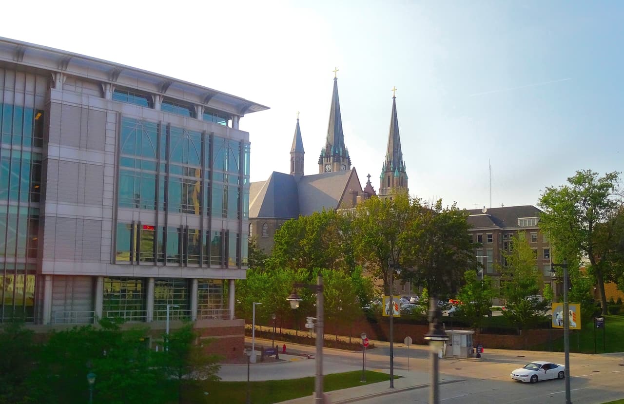 <b>Marquette University (Wisconsin)</b>
<br>
<br>Porcentaje de graduados en 2016 que participaron en clases ESL: 
<b>10%</b>
<br>
<br>Categoría y posición según U.S. News and World Report: 
<b>90</b> (empatada), Universidades nacionales