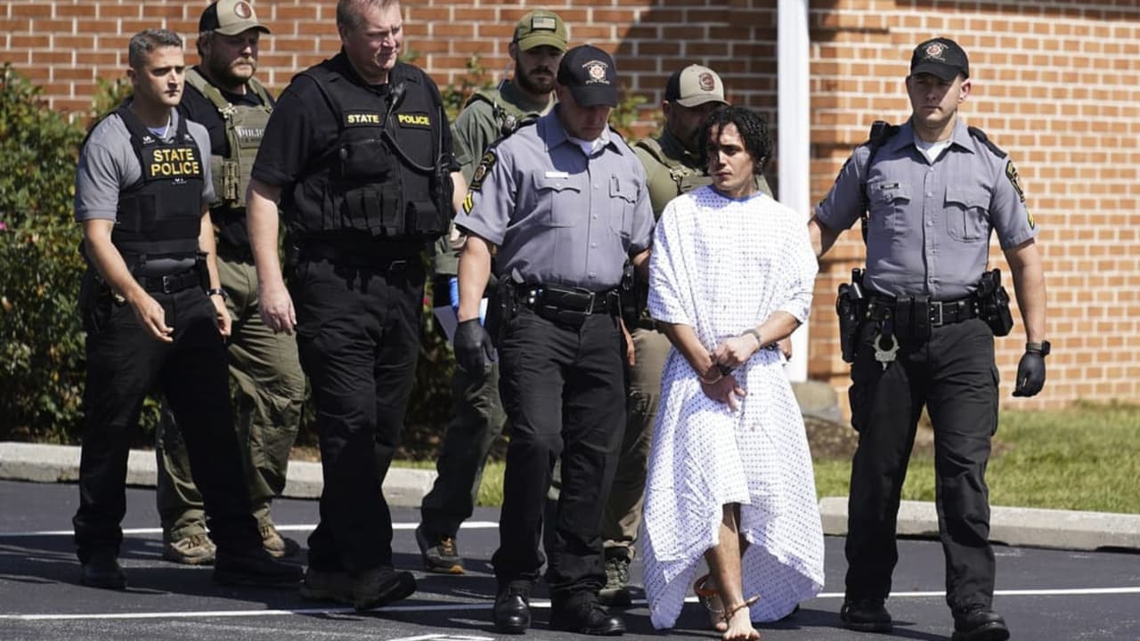 Este miércoles cuando fue detenido vestía con 
<b>pantalones largos oscuros y una capucha de los Philadelphia Eagles</b>. Imágenes aéreas mostraron el vehículo blindado que transportaba a Cavalcante llegando al cuartel de la Policía Estatal de Pensilvania en Avondale. Luego se le vio salir con una bata de hospital y conducido por oficiales y mostrado como un trofeo de cazadores.
<br>
