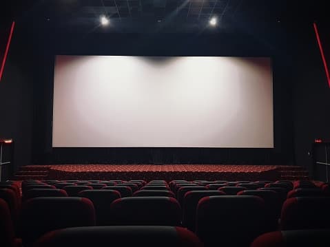 Los cines, teatros y bares deben mantenerse cerrados. El gobernador Abbott indicó que más adelante dará a conocer cuándo pueden reabrir.