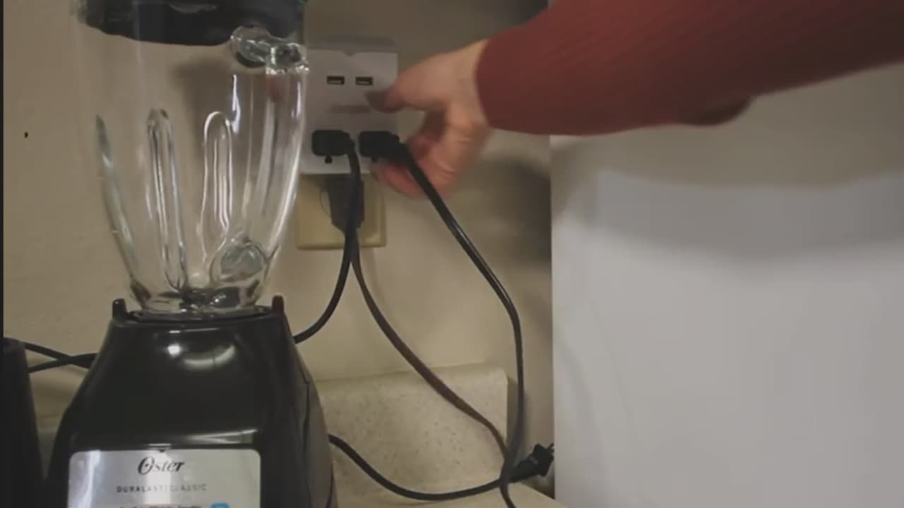 Sin saberlo, mes a mes pagas por electricidad que ni siquiera usas, gracias a los llamados ‘vampiros de energía’. Te explicamos cómo identificarlos y otras recomendaciones que te ayudarán a ahorrar hasta cientos de dólares al mes en tu factura de la luz.