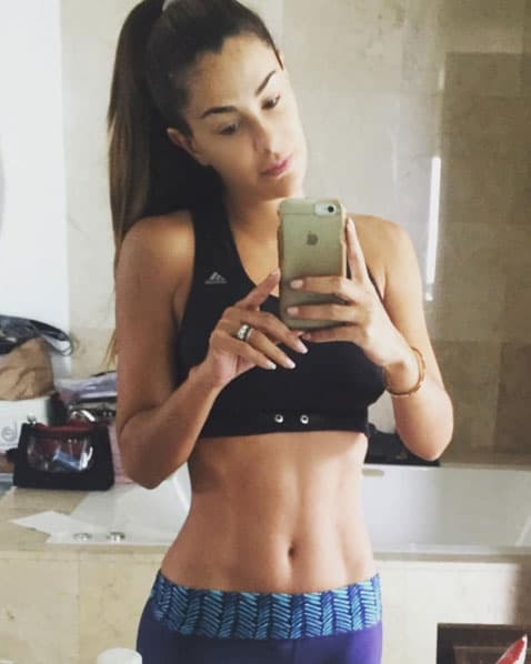 ¡Y como no hacerlo con ese cuerpo de tentación!