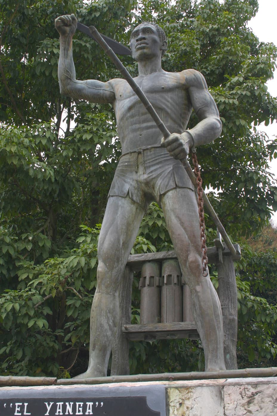 <b>Gaspar Yanga.</b> Pertenecía a la familia real de Gabón, África, pero fue capturado como esclavo y llevado a México. Allí se convirtió en uno de los primeros líderes de la revolución de ese país contra España y lideró una comunidad de esclavos fugados en Veracruz, a principios del siglo XVII. Este monumento se encuentra en el municipio Yanga, Veracruz, antes conocido como San Lorenzo de los Negros.