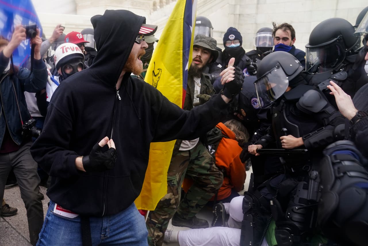 Departamento de Seguridad Nacional advierte sobre "amenazas extremistas domésticas" tras ataque al Capitolio