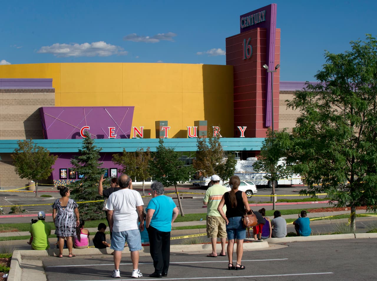<b>2012. Sala de cine en Aurora, Colorado.</b> James Holmes, un estudiante de neurociencia de 25 años, disparó los asistentes a una función de medianoche en el estreno de una película de Batman. En mitad de la proyección Holmes entró a la sala oscura, lanzó bombas de gas lacrimógeno y 
<a href="https://www.univision.com/noticias/noticias-de-eeuu/tres-victimas-de-tiroteo-en-colorado-demandan-a-dueno-de-complejo-de-cine?layoutType=flex">disparó varias armas contra el público matando a 12 personas</a>. Fue capturado por la policía y se declaró culpable por demencia. Fue condenado a 12 cadenas perpetuas sin posibilidad de libertad bajo palabra. 20 de julio de 2012.