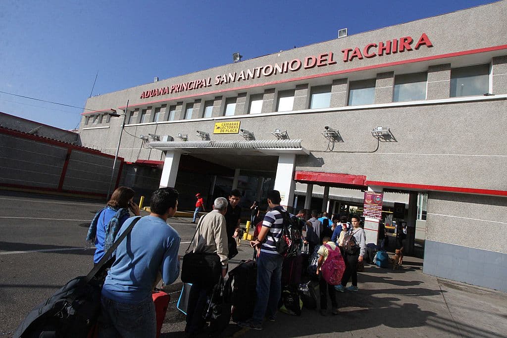 The lines at the customs office of San Antonio del Táchira, before crossing the Simón Bolívar bridge. Photo: GEORGE CASTELLANOS / AFP / Getty Images.