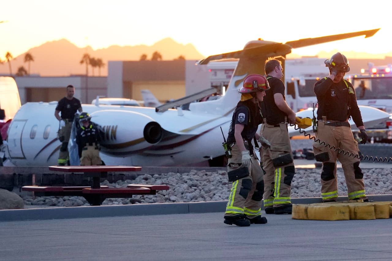 Tanto la víctima como las personas heridas podrían haberse encontrado en el avión que aterrizaba, que es 
<b>propiedad del cantante Vince Neil, de Mötley Crüe</b>.