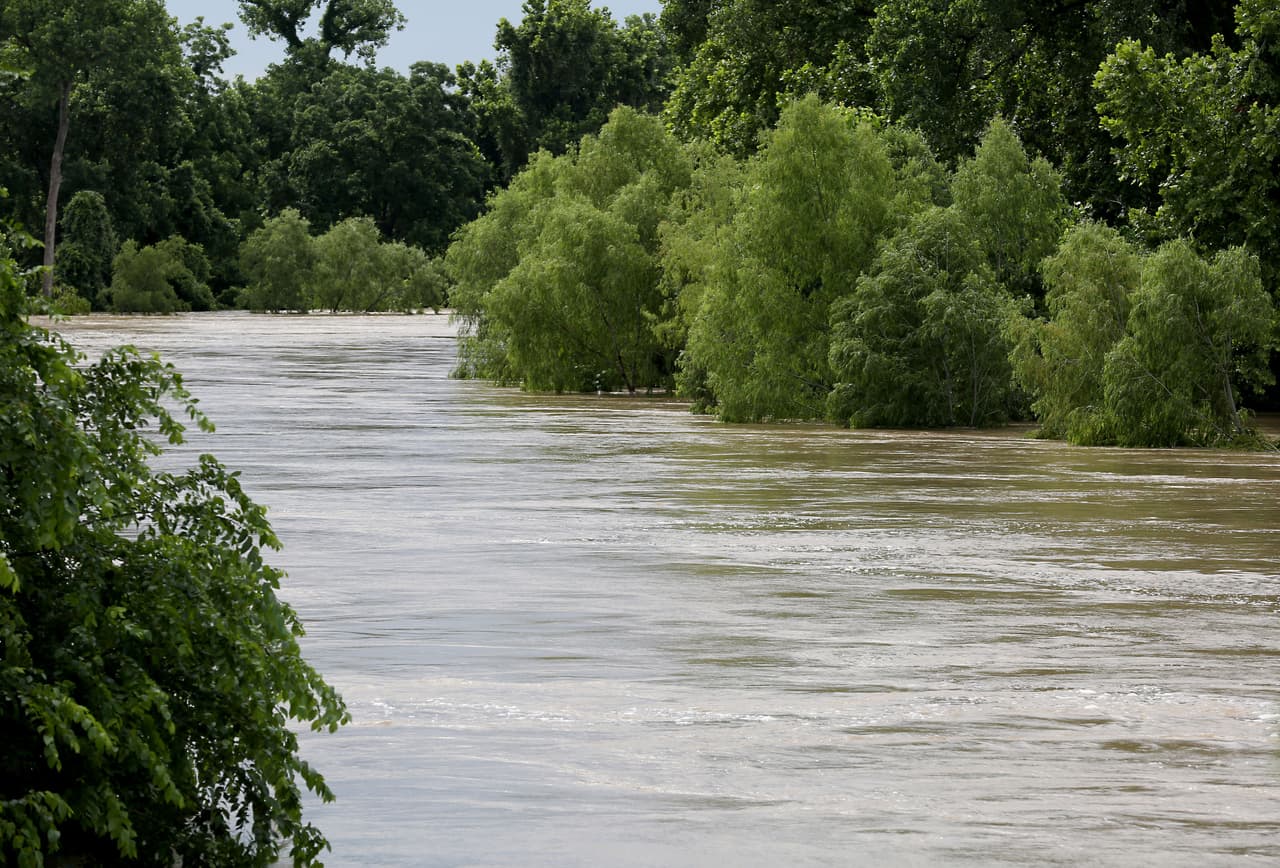 Los Centros para el Control y la Prevención de Enfermedades (CDC, por sus siglas en inglés) dice que la 'ameba come cerebo' se encuentra comúnmente en agua dulce templada como lagos y ríos. La ameba ingresa al cuerpo a través de la nariz, viaja al cerebro y destruye el tejido cerebral, según los CDC.