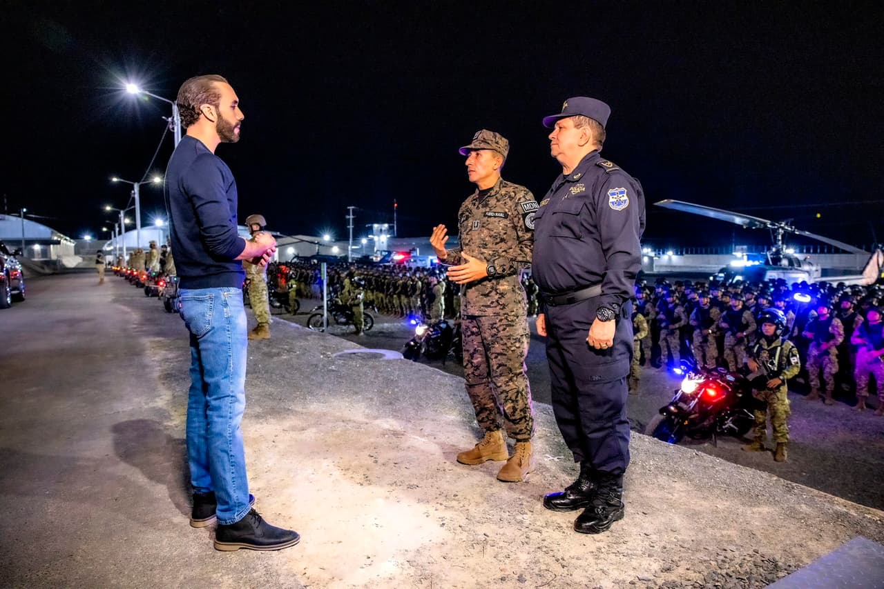 Bukele, quien realizó la presentación del enorme complejo penal en una cadena nacional de radio y televisión, estuvo acompañado de miembros del gabinete de seguridad, el director general de Centros Penales Osiris Luna; y el ministro de Obras Públicas Romeo Rodríguez. “Los 
<b>perfilados de alto rango de las <a href="https://www.univision.com/noticias/america-latina/bukele-cerca-otra-comunidad-de-el-salvador-para-buscar-presuntos-pandilleros-en-visperas-de-navidad">pandillas</a></b>, los corredores de programas, los gatilleros, todos los que pertenezcan a grupos terroristas, son los que van a estar aquí”, dijo Luna, quien también es viceministro de Justicia.