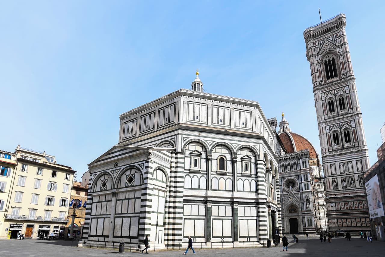Una vista a la Piazza del Duomo en Florencia, con el Battistero di San Giovanni y la catedral de Santa Maria del Fiore. Todo desierto este martes. 
<br>
<br>