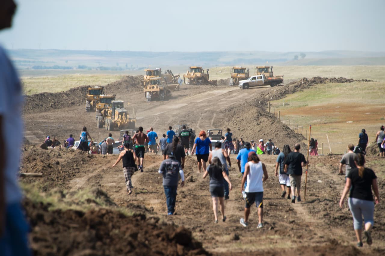 Nativos, junto a más manifestantes en su apoyo, son confrontados por agentes de seguridad el 3 de septiembre durante la manifestación contra el trabajo de construcción del DAPL.
