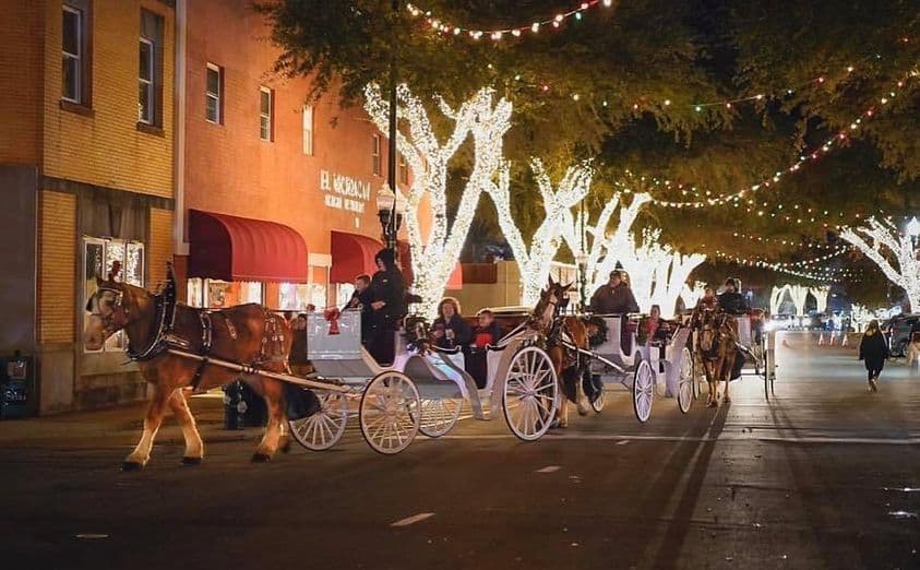 Si visitas la ciudad durante el fin de semana, podrás disfrutar de una taza de chocolate caliente mientras te relajas con un paseo en carruaje. Luego, podrás apreciar la música navideña en vivo, comprar en las tiendas y visitar la pista de patinaje sobre hielo. La ciudad también lleva a cabo un desfile navideño.