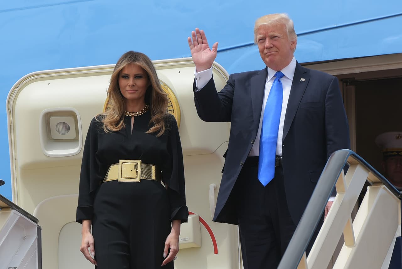 Melania Trump llegó a Riad con un mono negro de pantalón ancho que complementó con un cinturón dorado ancho y la melena suelta. Optó por no cubrir la cabeza como dicta la ley para las mujeres en Arabia Saudita