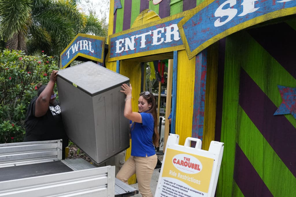 Algunas de las áreas de exhibiciones del 
<b><a href="https://www.univision.com/famosos/elefantes-y-rinocerontes-de-un-zoologico-celebran-la-pascua-con-un-festin-video" target="_blank">Zoo de Tampa</a></b>, donde también se ofrecen espectáculos en los que los vistantes aprenden sobre diversos animales, fueron desmontadas en partes para protegerlas de la destrucción que pudiera provocar el huracán Milton.