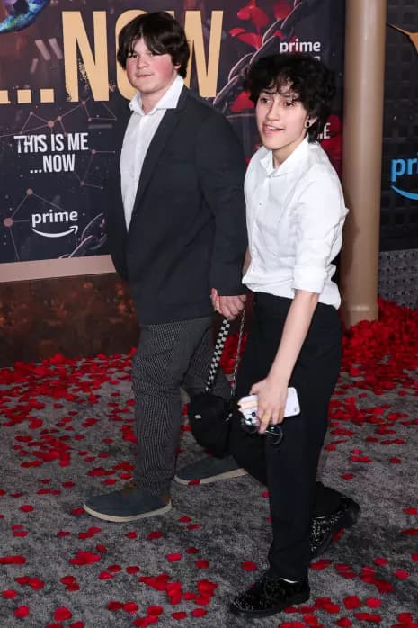 Emme tomó de la mano a su acompañante durante una premier.
