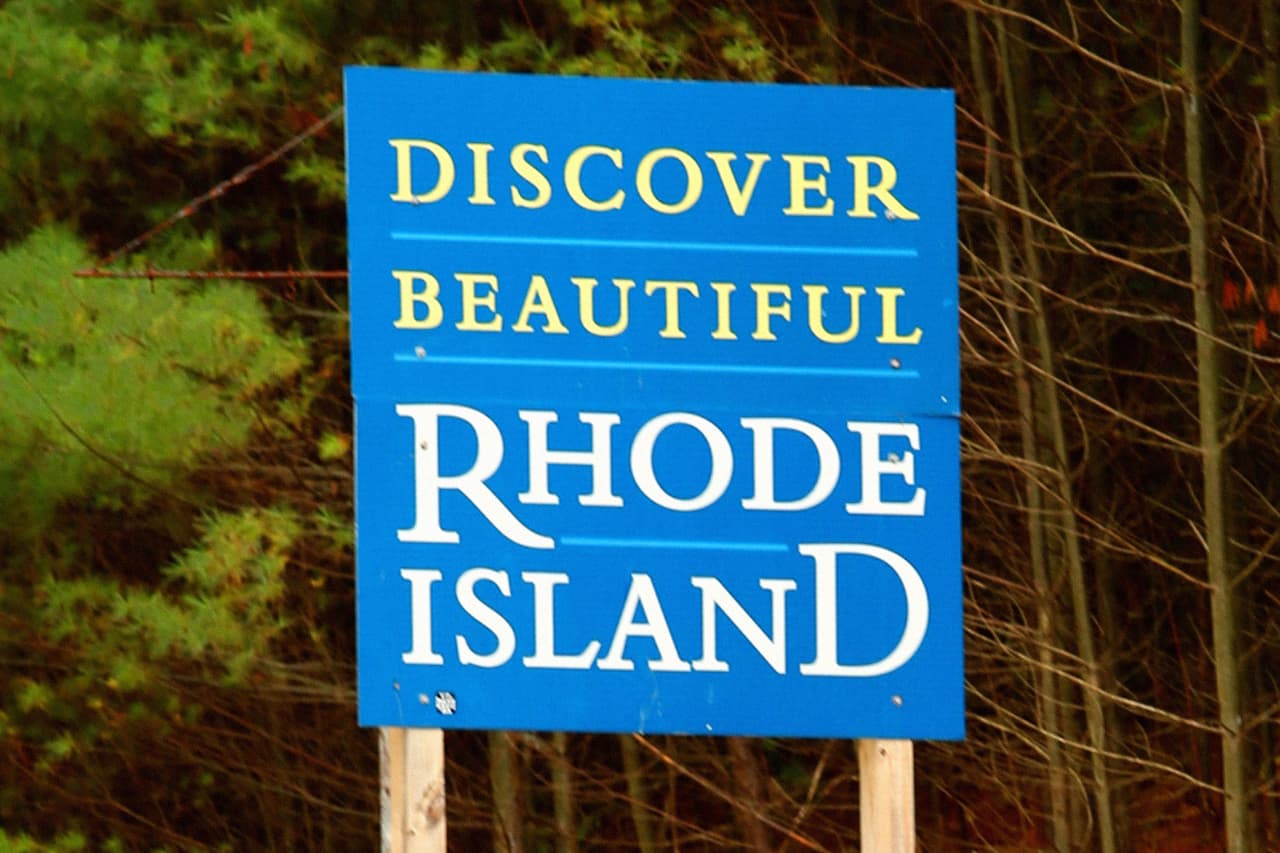 <b>Puesto 13. Rhode Island</b>
<br>
<br>Costo anual promedio de la propiedad de un automóvil: 3,029 dólares. 
<br>
<br>Costo promedio de la reparación cuando se enciende una luz de advertencia del motor: 250 dólares en repuestos y 138 dólares en mano de obra. 
<br>
<br>Costo anual promedio del seguro: 1,801 dólares.
<br>
<br>Gasto anual promedio en gasolina de cada conductor con licencia en el estado: 840 dólares. 
<br>
<br>Costo promedio de la gasolina en febrero de 2022: 3.4 dólares por galón.
<br>