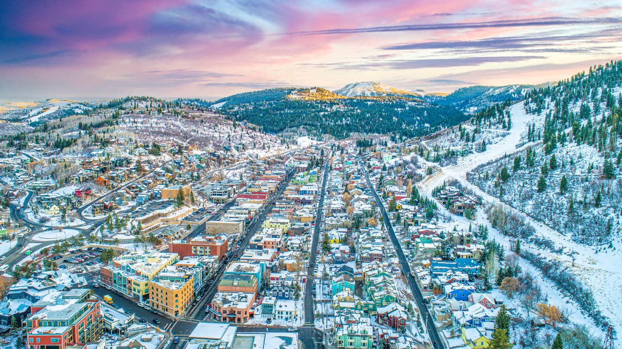 <h3 class="cms-H3-H3">9. Utah</h3>
<br>
<br>💊 
<b>Esperanza de vida (2020): </b>78.6 años.
<br>
<br>💊
<b> Modificación con respecto a 2019:</b> -1.1%
<br>
<br>💊 
<b>Porcentaje de personas sin seguro médico: </b>9.0%
<br>
<br>💊 
<b>Población:</b> 3,151,239
<br>