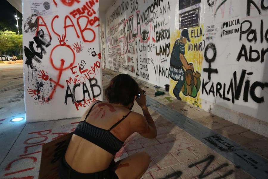 En 
<b>Cancún</b>, cientos de mujeres salieron a repudiar el acto en que murió la madre de dos niñas. Los colectivos feministas protestaron contra la violencia sistemática que sufren las mujeres en México, país en 
<b>el que asesinan a más de diez al día</b> según varias asociaciones civiles.