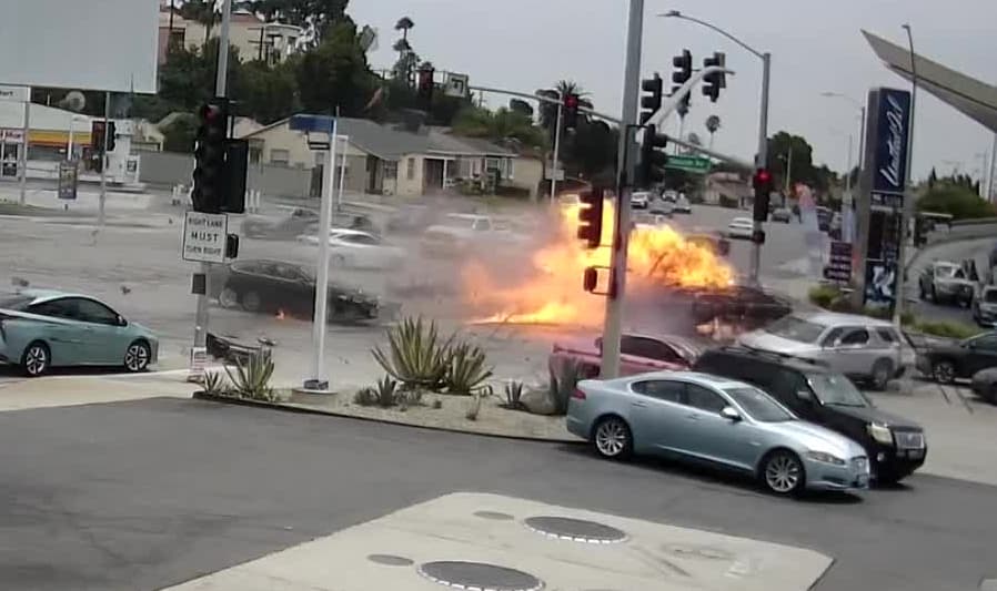 Video de vigilancia muestra que un carro negro se pasó un semáforo en rojo en la intersección entre las avenidas La Brea y Slauson.