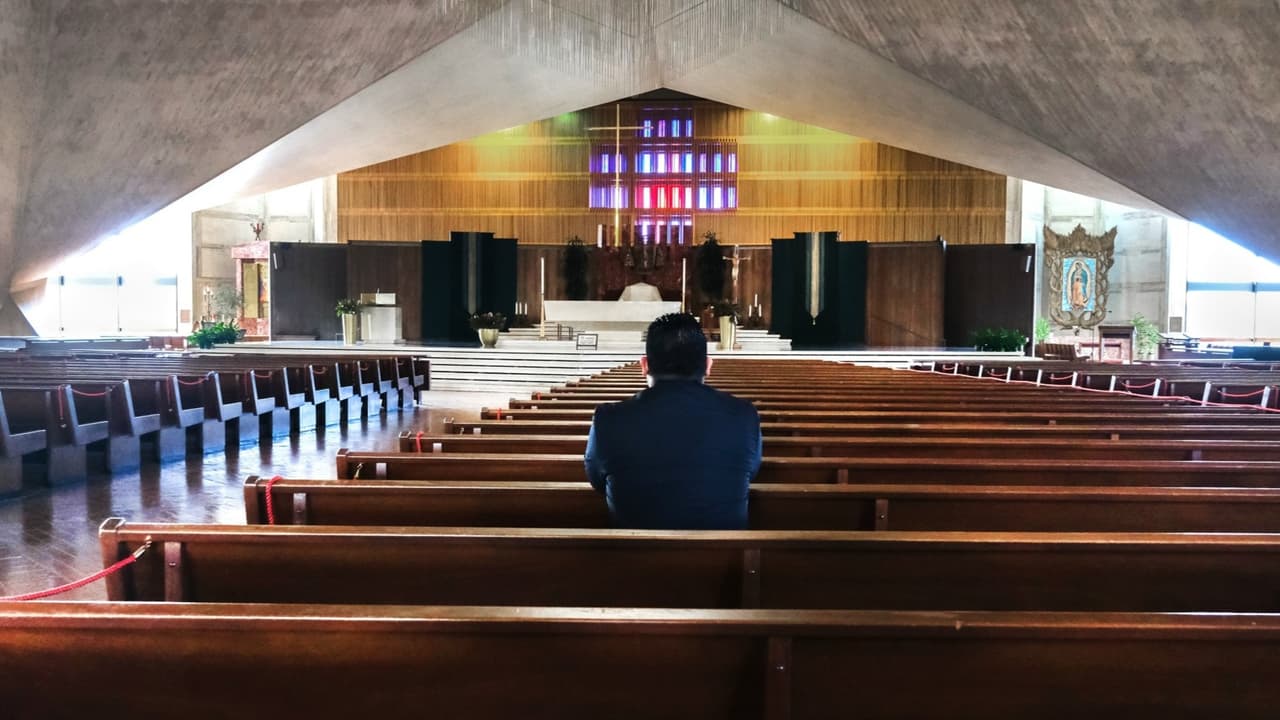 Las iglesias, centros de oración, templos religiosos podán ofrecer sus servicios al ire libre exclusivamente.