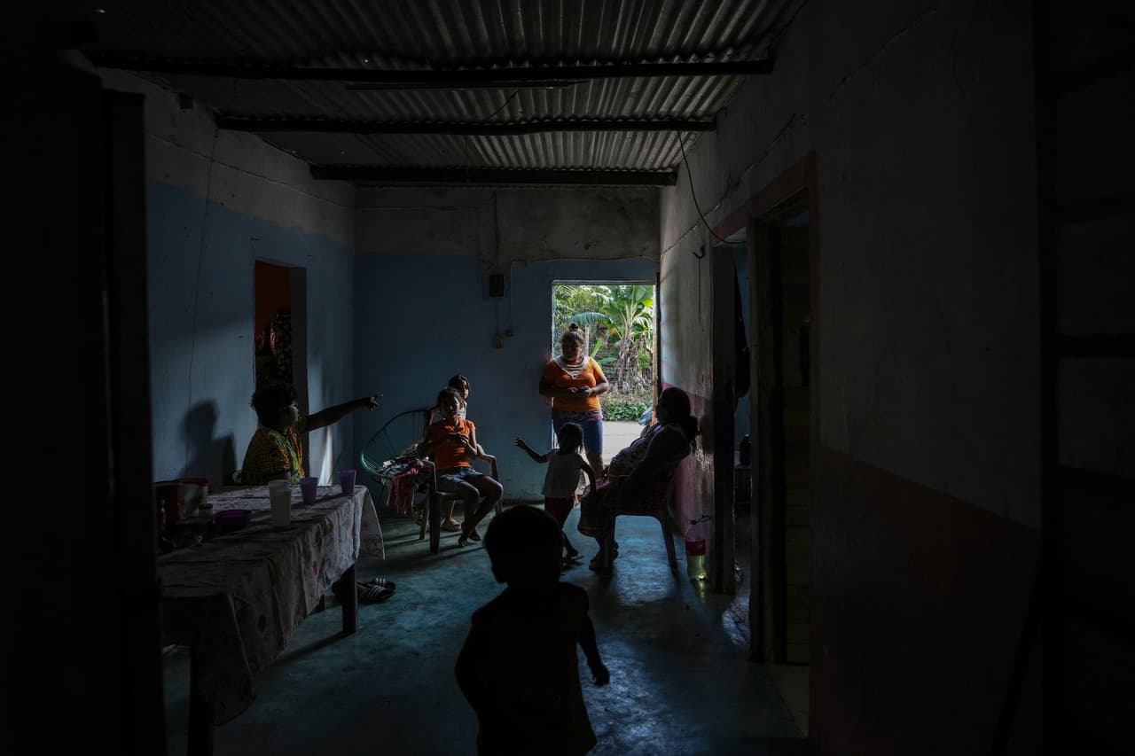 La familia Xolo, en la casa que rentan en Frontera, Tabasco. Cuando la familia Xolo huyó de su casa el 21 de noviembre, lo hicieron en medio de la noche.
<br>
<br>
<br>
<br>
<br>