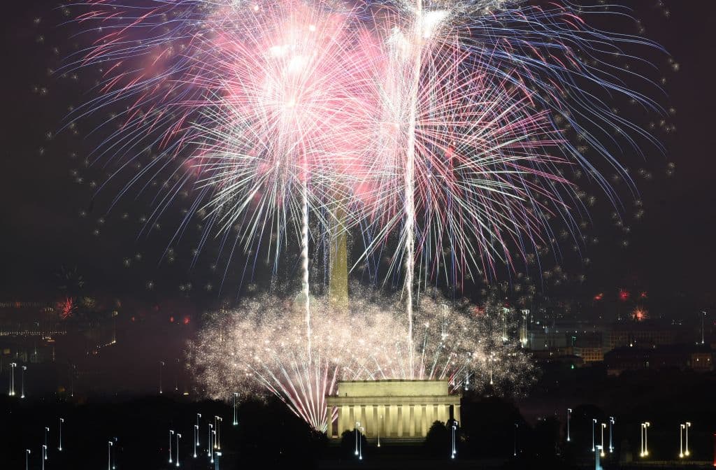 Pero si hay un día que el Lincoln Memorial brilla como símbolo de unión es 
<b>el 4 de julio</b>: bajo los fuegos artificiales del día nacional de Estados Unidos.