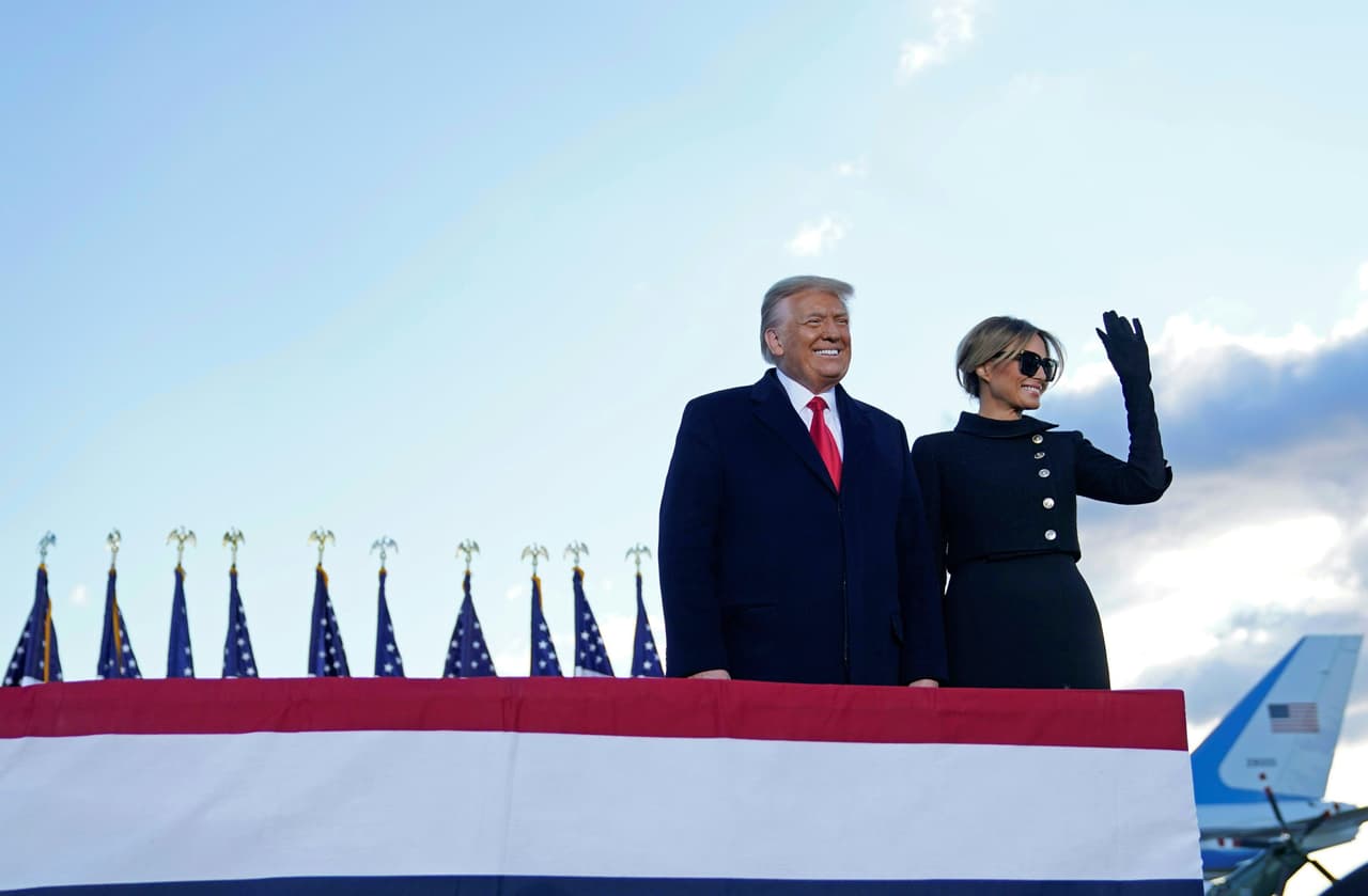 "Ser su primera dama ha sido ha sido mi más grande honor. Gracias por su amor y su apoyo. Estarán en todos mis pensamientos y oraciones. Que Dios los bendiga, que Dios bendiga a sus familias y a esta hermosa nación", dijo Melania en su último discurso.