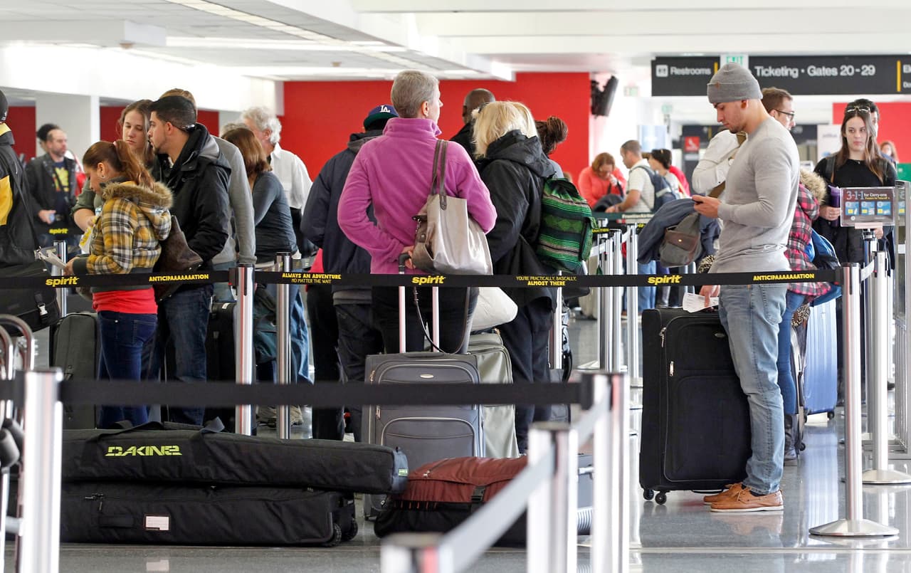 <b>¿Por qué debo sacarme el Real ID?</b>
<br>
<br>La nueva tarjeta de identificación tendrá validez federal y será obligatorio para abordar vuelos comerciales en EEUU. Además, te permitirán entrar a edificios federales y militares en el país.
<br>