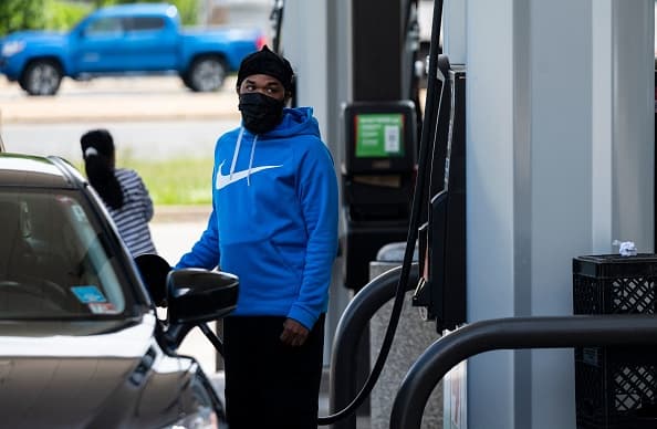 Además insistió en que la "máxima prioridad" del Gobierno "es llevar el combustible a las comunidades que lo necesitan" e indicó que este incidente también recuerda que "la infraestructura es una cuestión de seguridad nacional". 
<br>
<br>Un automovilista llena en una de las pocas estaciones que permanecen abiertas en una estación 7 Eleven en Woodbridge, Virginia.