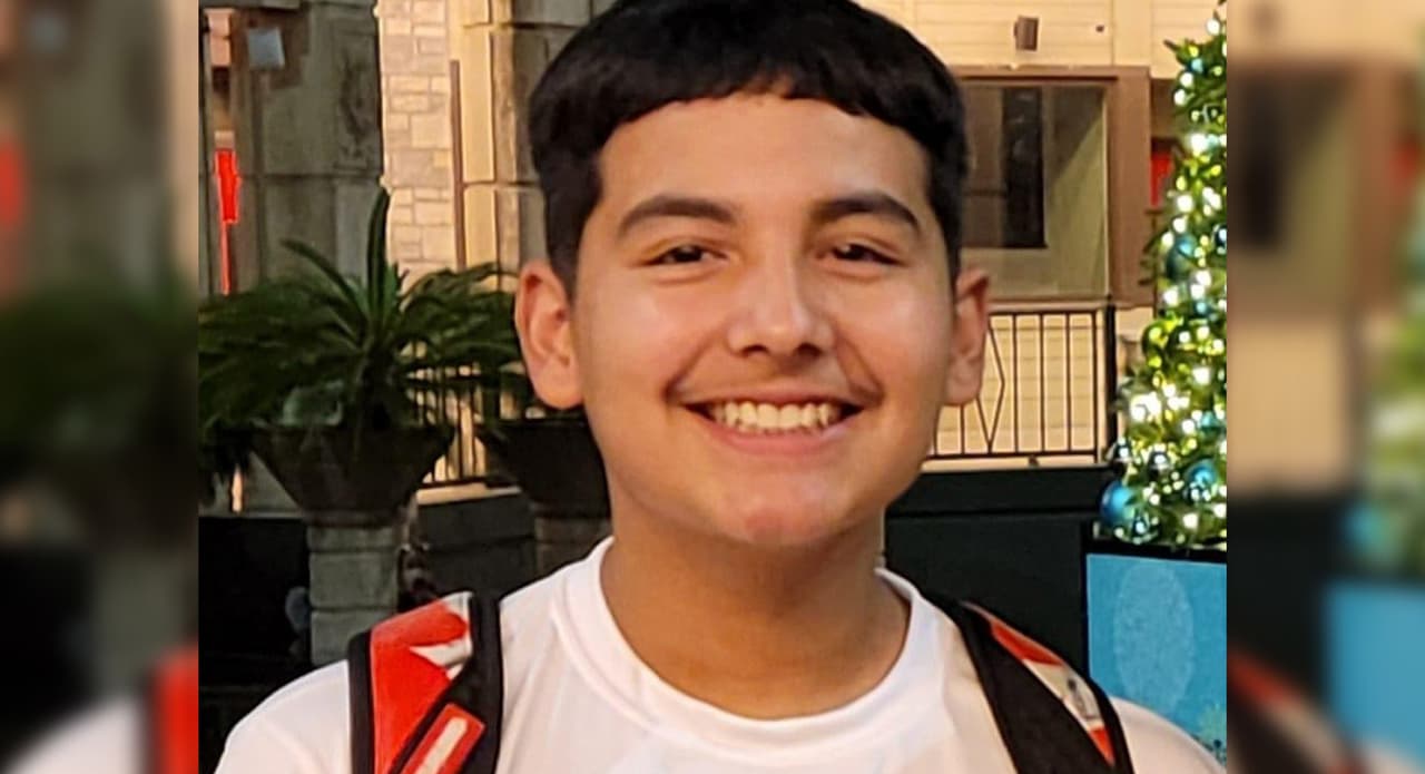 Noah Rodríguez, de 15 años, murió también este verano. Su madre dejó a su hijo en casa de un amigo sin imaginar que a las pocas horas recibiría una llamada indicándole que el menor estaba sufriendo una sobredosis tras 
<a href="https://www.univision.com/local/austin-kakw/cuarto-estudiante-muerto-sobredosis-fentanilo-distrito-hays-cisd" target="_blank">ingerir una píldora con fentanilo.</a>