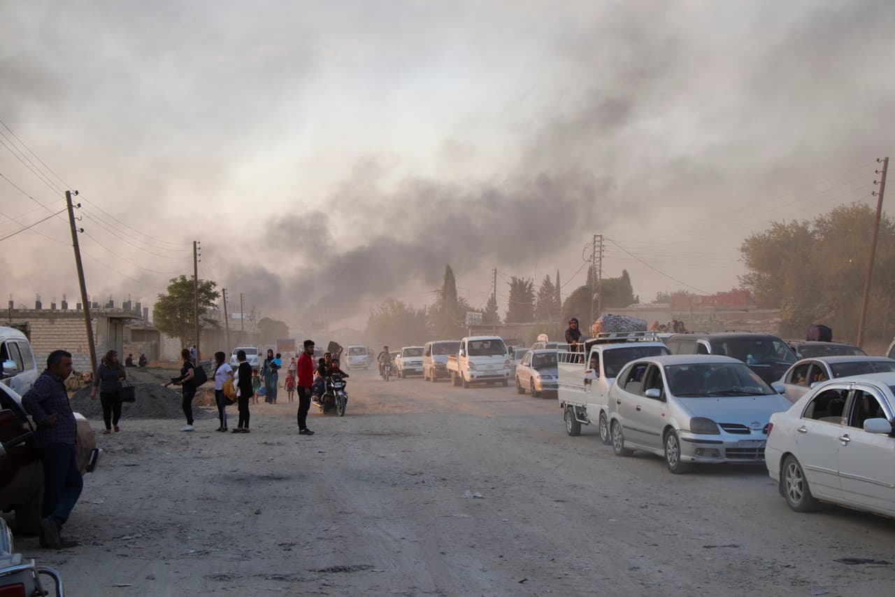 <b>Trump anuncia que EEUU se va de Siria. </b>El 6 de octubre de 2019 
<a href="https://www.univision.com/noticias/politica/estados-unidos-retira-sus-tropas-de-siria-y-abandona-a-los-aliados-kurdos-con-quienes-lucho-contra-isis">la Casa Blanca anunció que retiraba las tropas de Siria</a>, lo que abrió el camino para un previsible ataque turco. Desde la retirada de EEUU las fuerzas de Turquía han lanzando ataques aéreos y de artillería contra pueblos y aldeas kurdas en la frontera con Siria. En la fotografía, sirios huyendo del bombardeo turco en Ras al Ayn, un pueblo del noreste de Siria, el miércoles 9 de octubre de 2019.
