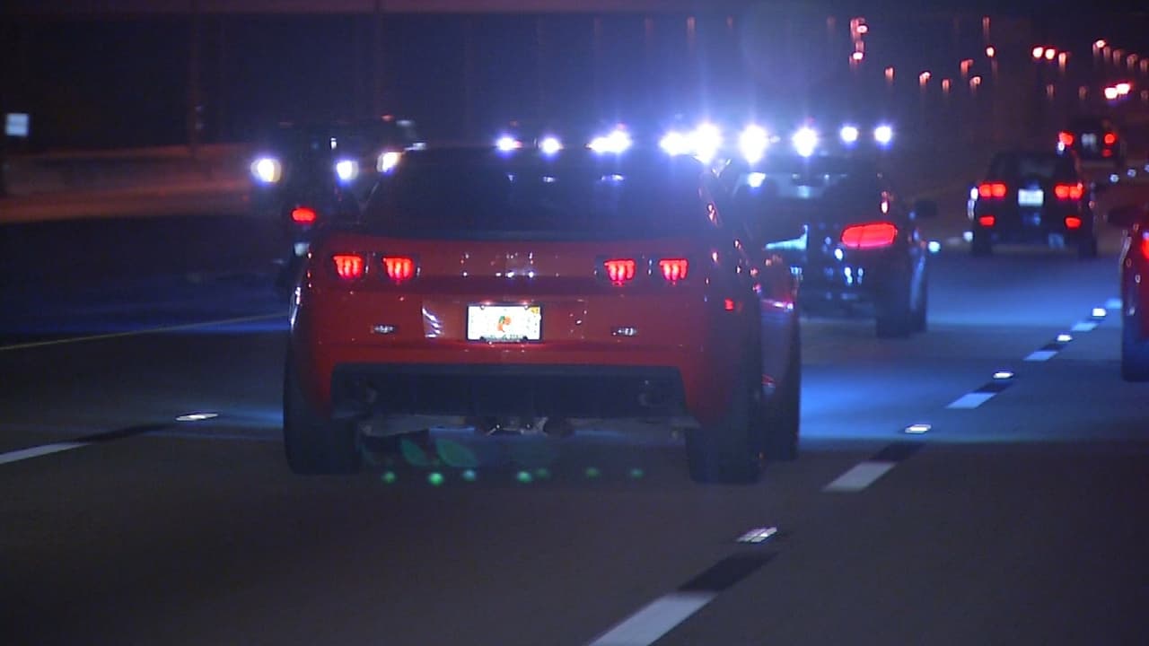 En esta imagen se aprecia a un Chevrolet Camaro SS 5ta generación. Este auto no se encuentra entre la lista de vehículos confiscados, por lo que la policía seguirá tratando de atraparlo.
<br>
<br>Nombre: Chevrolet Camaro SS (5ta generación)
<br>Precio Base: $37,900
<br>Motor: V8 6.2 Litros
<br>Potencia: 426 hp @ 5900 rpm; 420 lb-ft @ 4600 rpm
<br>Velocidad Máxima: 156 mph (250 km/h)
<br>Aceleración (0-60 mph): 4.5 segundos
<br>
<br>