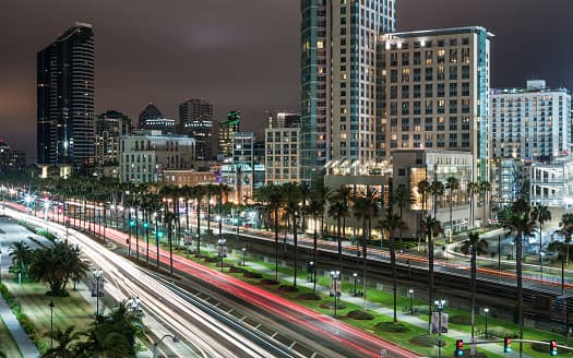 <b>San Diego, California.-</b> Esta ciudad abre la lista al reportar un promedio anual salarial de 56,410 dólares y una tasa de desempleo de 3.3.%. Asimismo, registra que la edad media de la población es de 35 años y el costo de una vivienda ronda los 555,325 dólares. 
<br>
