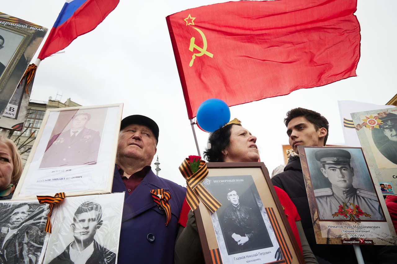 La gente lleva retratos de sus familiares, soldados de la Segunda Guerra Mundial, con banderas soviéticas y rusas. 
<br>
<br>
<a href="https://www.univision.com/noticias/mundo/un-mes-guerra-rusia-ucrania-resumen-muertos-heridos-refugiados">Al anunciar la invasión a Ucrania el pasado 24 de febrero</a>, Putin declaró que tenía como objetivo la “desmilitarización” de Ucrania para eliminar una amenaza militar percibida para Rusia por parte de los “neonazis”.
<br>
<br>
<br>