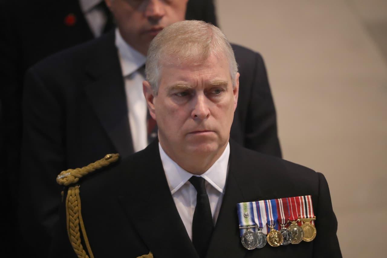 "
<b>Sé un hombre</b>, defiende lo que crees y que lo que estás diciendo es la verdad y preséntate", fue el reclamo de Kuvin al tío de los príncipes William y Harry.
<br>