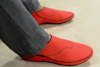 Nunca camines descalzo. Usa medias, zapatos o pantuflas para evitar heridas. Usa zapatos cómodos. El zapato debe calzar cómodamente y no rozar la piel. Si tienes un zapato nuevo, asegúrate de que te quede cómodo y no te lo pongas durante largos períodos de tiempo. Siempre usa medias.
<br>