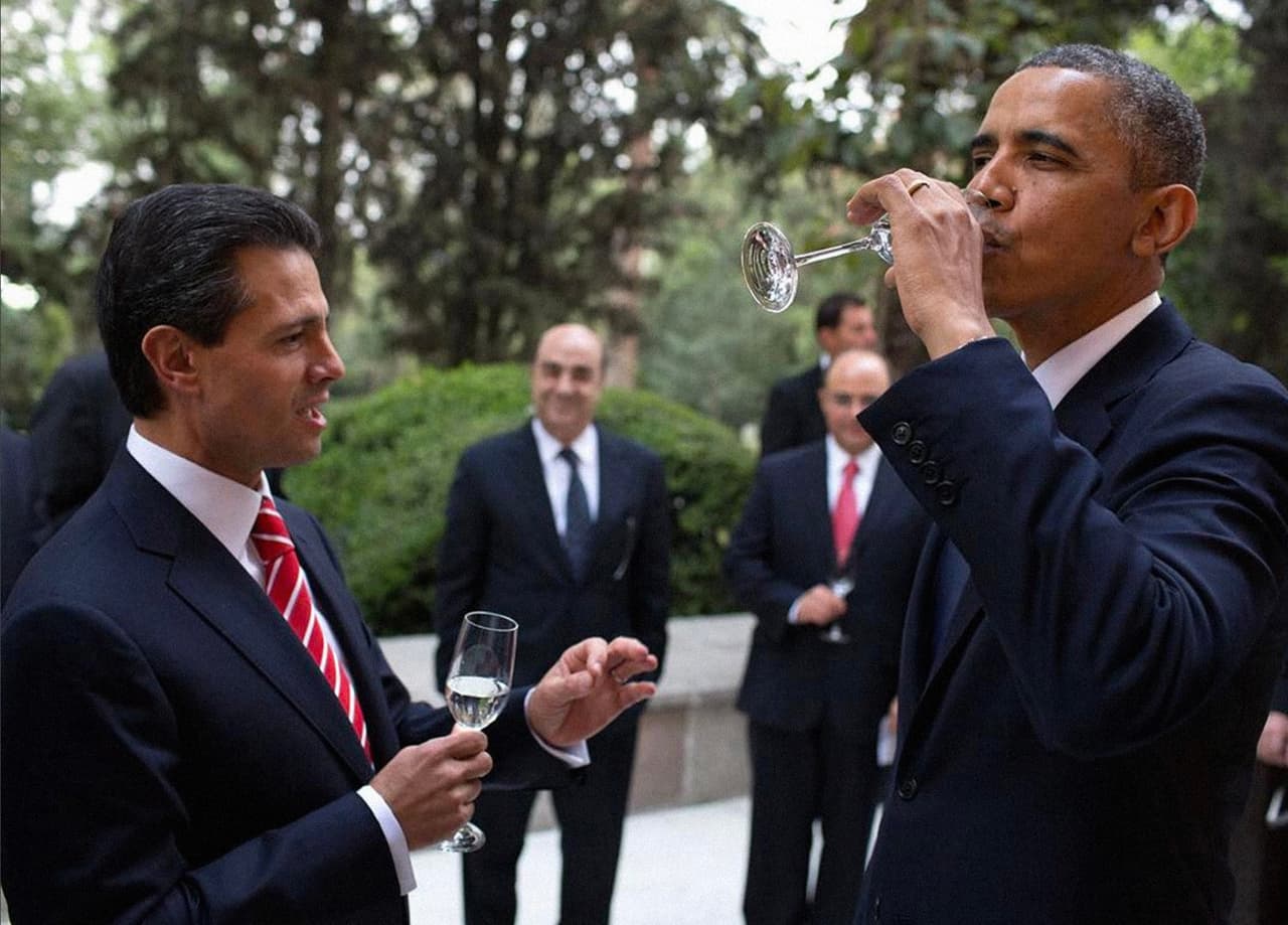 <b>Relación con</b> 
<b>México.</b> Sobre esta fotografía Pete Souza escribió en su cuenta de Instagram: “Esta es para Grover, el Presidente Obama catando tequilas con el presidente de México, Enrique Peña Nieto, en 2013”.