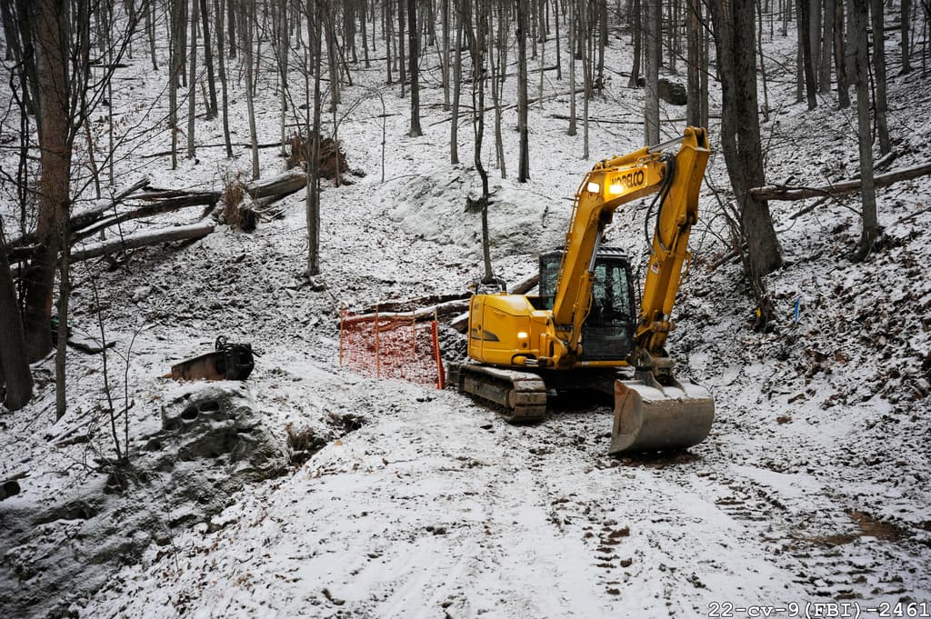<b>¿Cómo pudo haber quedado vacía la excavación?</b>, se pregunta Dennis Parada sobre el día que llevó a los agentes a ese remoto valle boscoso a unas 110 millas al noreste de Pittsburgh. El FBI instaló un campamento en el “sitio de patrimonio cultural que contiene oro perteneciente al gobierno de los Estados Unidos”. 
<b>Parada esperaba ganar una comisión por la posible recuperación.</b>