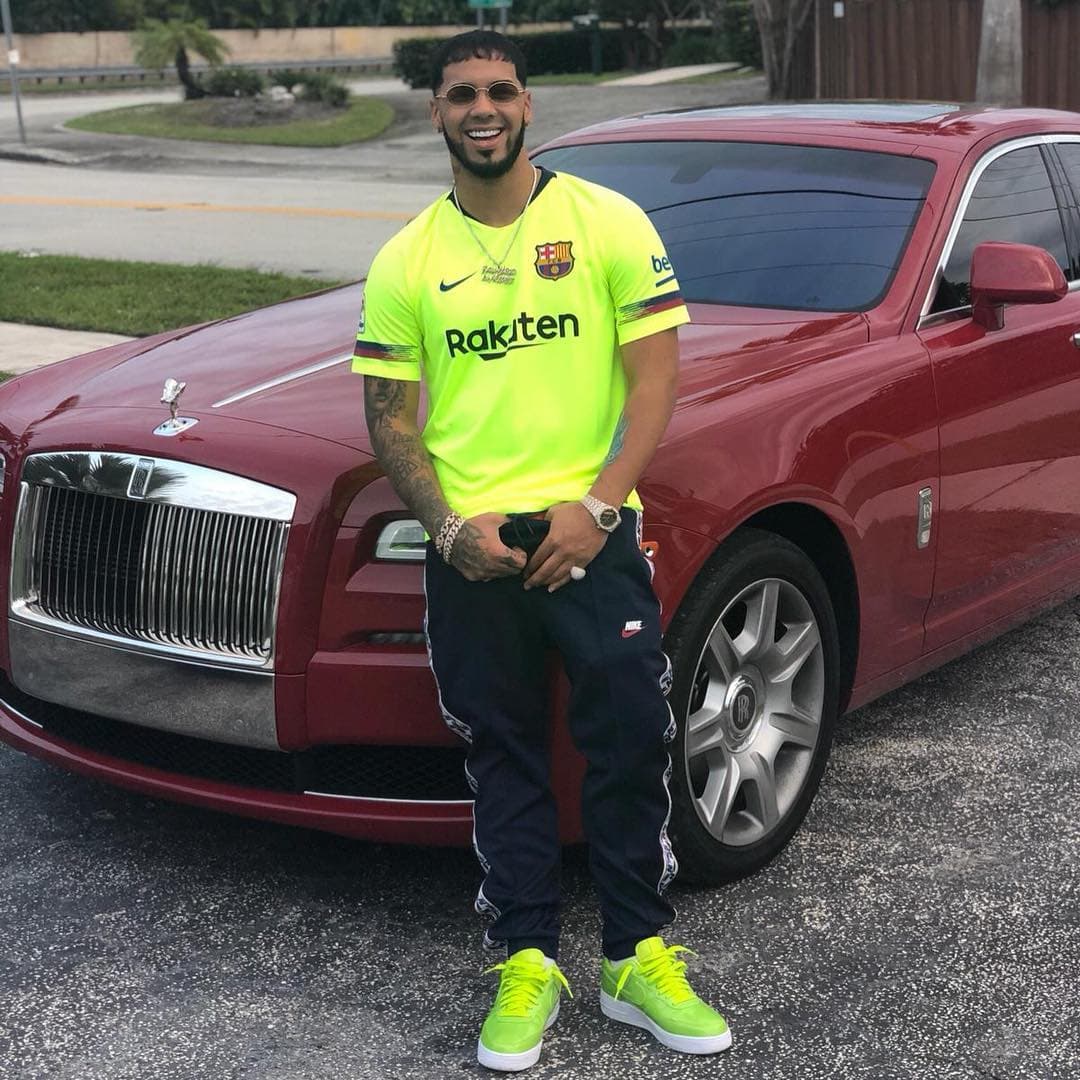 Un Rolls-Royce Ghost, modelo que también posee Jennifer López, es el que la 
<a href="https://www.univision.com/famosos/yailin-embarazada-anuel-vestidos-bebe-fotos">pareja de Yailin La Más Viral</a> utiliza en ocasiones muy especiales. 
<br>