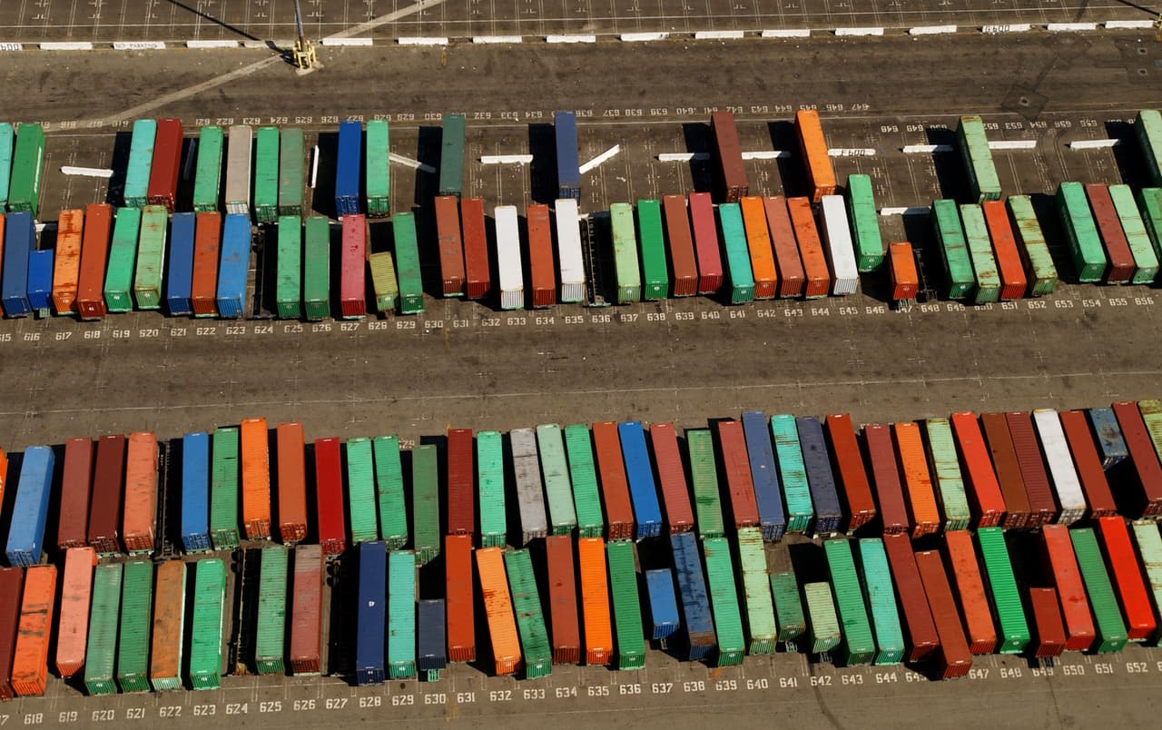 “Este no es el único problema”, agregó Gupta, 
<b>“este es el puerto de destino. Incluso en el puerto de salida, por ejemplo, en China hay problemas similares allí.</b> Hay escasez de contenedores, hay covid y hay escasez de mano de obra que provocan todo tipo de retrasos. Entonces los retrasos están en ambos extremos y se están acumulando”.