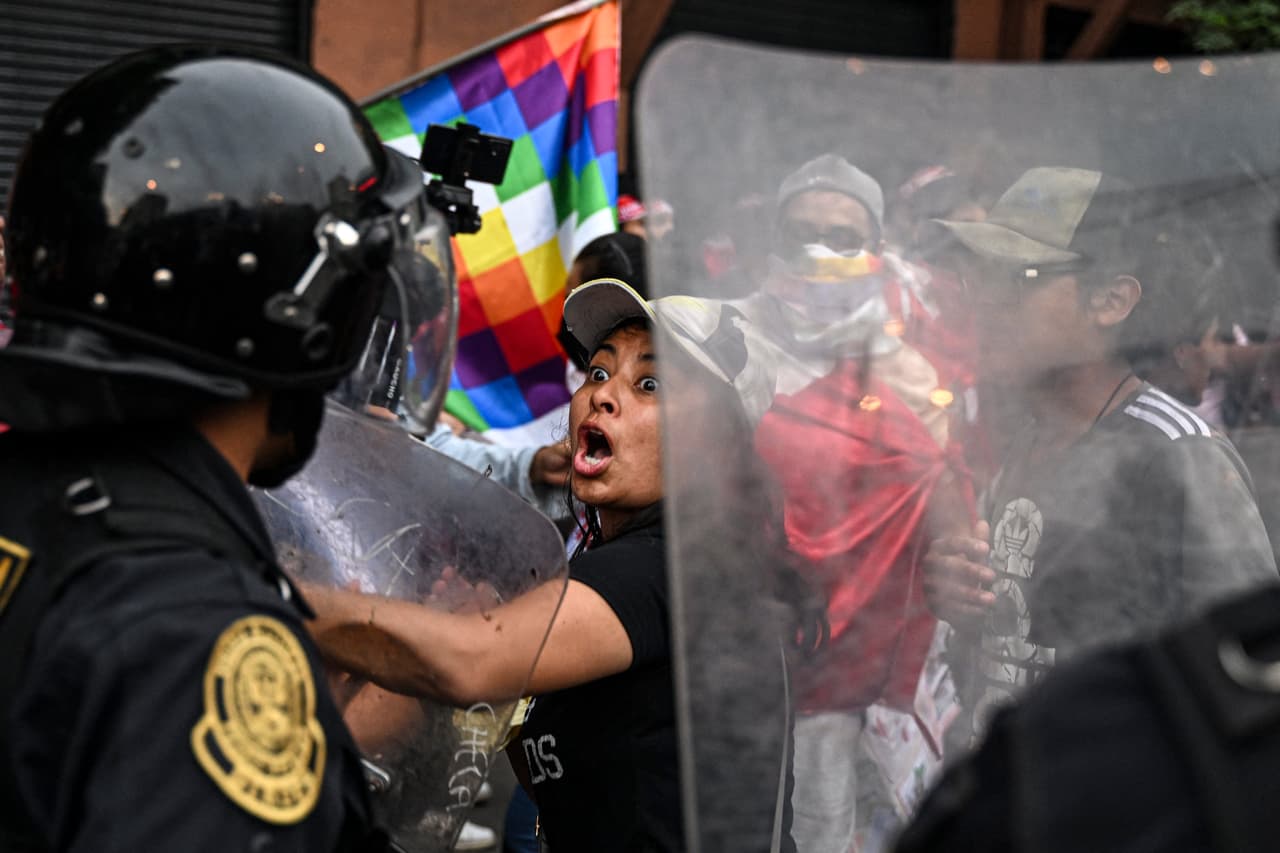 Las protestas se intensificaron particularmente en las zonas rurales, bastiones de Castillo, un exmaestro de escuela y neófito político procedente de los Andes. Pero también hubo manifestaciones y enfrentamientos con la policía en Lima.