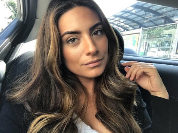 Ana Brenda Contreras tiene una belleza interior que rivaliza con la exterior; no solo creó un fondo de recaudación de ayuda internacional que ha recavado casi 100,000 dólares, también ha recorrido las calles para formar parte de las brigadas de apoyo.