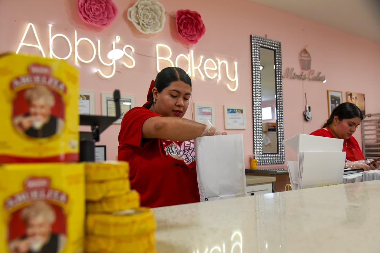 <b>Abby’s Bakery</b> es el lugar favorito de miles de latinos en Los Fresnos, Texas, una comunidad en la que casi el 90% de la población es hispana y que, 
<b><a href="https://www.univision.com/noticias/inmigracion/limites-del-apoyo-a-deportaciones-de-trump-el-caso-de-una-panaderia-latina-en-los-fresnos-texas" target="_blank">por primera vez desde 2004, votó por un presidente republicano en las pasadas elecciones</a></b>. A Donald Trump le han pedido en días recientes, a través de diversas manifestaciones, que 
<b>no deporte a los dueños de esta panadería</b>, pues como este negocio no encuentran otro a solo 30 minutos de la frontera con México.
