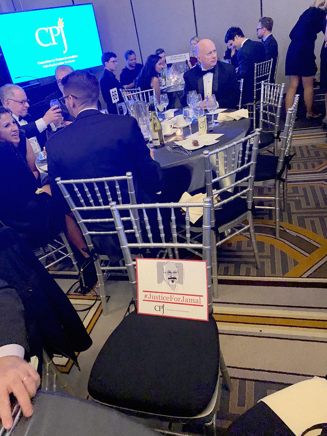 <b>Los organizadores del evento dejaron una silla vacía para conmemorar al periodista saudí Jamal Khashoggi, </b>columnista del diario 
<i>The Washington Post</i> y crítico del gobierno de su país, asesinado en octubre de 2018 en Turquía. 
<b><a href="https://www.univision.com/san-francisco/kdtv/noticias/asesinatos/la-cia-concluye-que-el-principe-saudita-ordeno-el-asesinato-del-periodista-del-post-jamal-khashoggi">La CIA concluyó en sus investigaciones que el asesinato de Khashoggi </a><a href="https://www.univision.com/san-francisco/kdtv/noticias/asesinatos/la-cia-concluye-que-el-principe-saudita-ordeno-el-asesinato-del-periodista-del-post-jamal-khashoggi">fue ordenado</a></b> por Mohammed bin Salman, príncipe de Arabia Saudita.