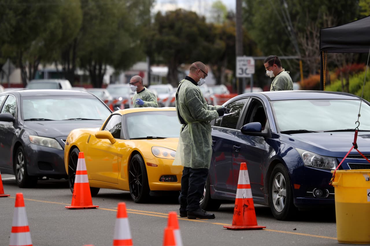 La estación móvil para pruebas de coronavirus abrió este lunes en Hayward y tuvo que implementar nuevas reglas debido al alto número de personas que llegó al lugar para saber si están contagiados de covid-19.
